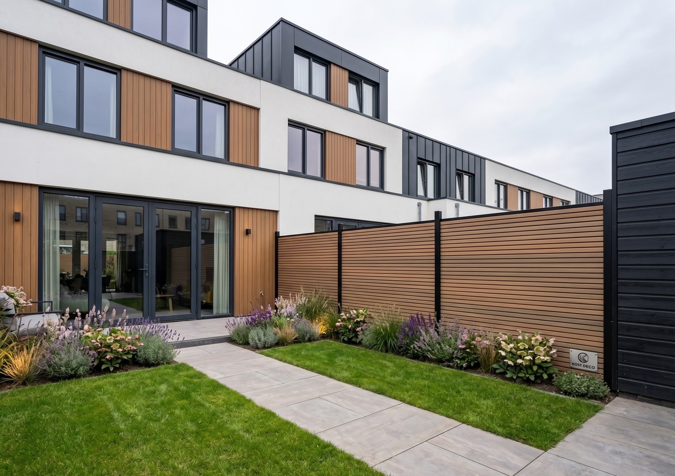 Moderne KOST DECO WPC composiet schutting in een Nederlandse tuin
